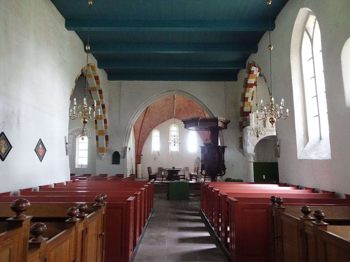 Leermens, Innenraumm der niederl. Ref. St. Donatus Kirche, Kanzel aus dem 15. Jahrhundert  (27.07.2017)