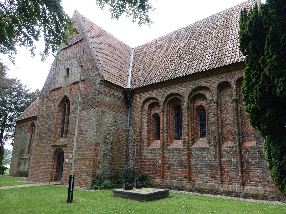 Leermens, niederl. Ref. St. Donatus Kirche, Tuffsteinkirche aus dem 11. Jahrhundert, Querhaus 13. Jahrhundert (27.07.2017)