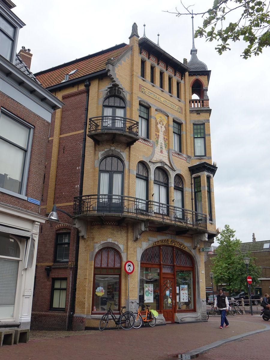Leeuwarden, Gebäude der Central Apotheke in der Voorstreek Straße (25.07.2017)