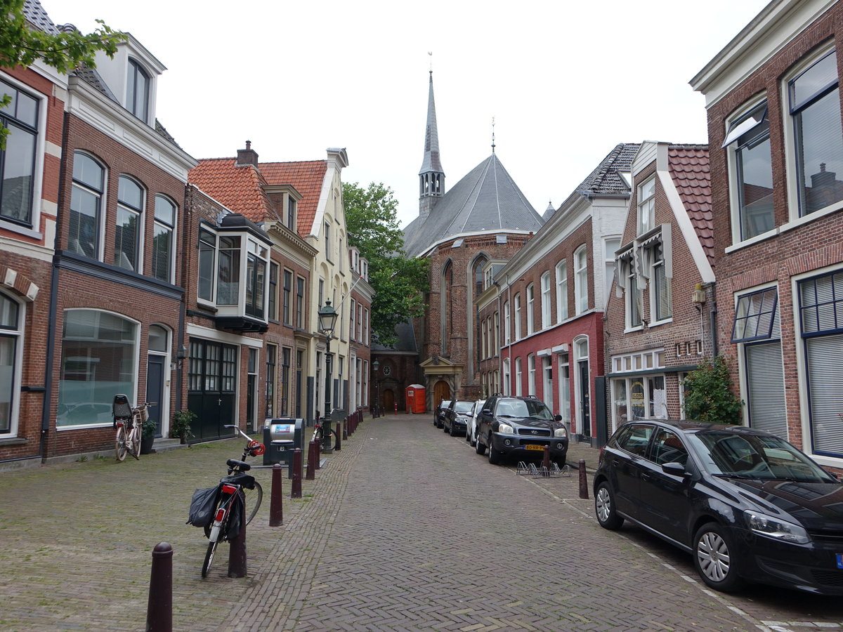 Leeuwarden, Huser am Platz Bij de Put, dahinter Grote oder Jacobijnerkerk, Kirche erbaut im 13. Jahrhundert (25.07.2017)