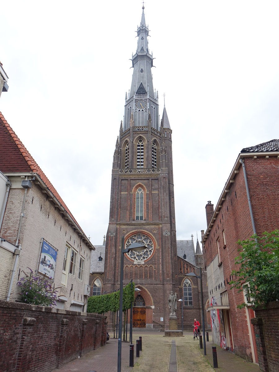 Leeuwarden, neugotische St. Bonifatius Kirche, erbaut von 1882 bis 1884 durch P. Cuypers (25.07.2017)