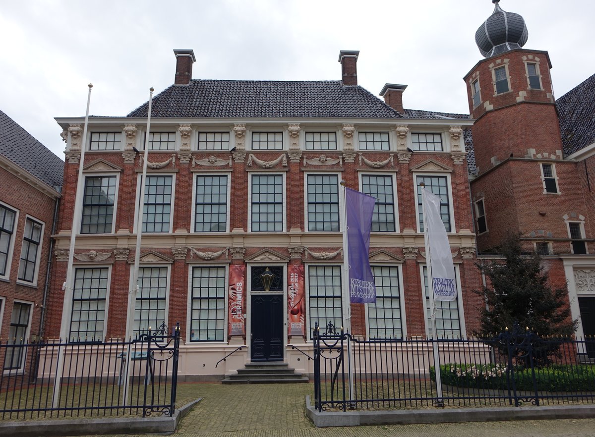 Leeuwarden, Princessehof in der Grote Kerkstraat 9-15, erbaut im 17. Jahrhundert (25.07.2017)