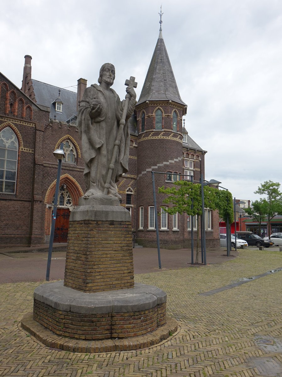 Leeuwarden, St. Bonifatius Statue am Bonifatiusplein (25.07.2017)