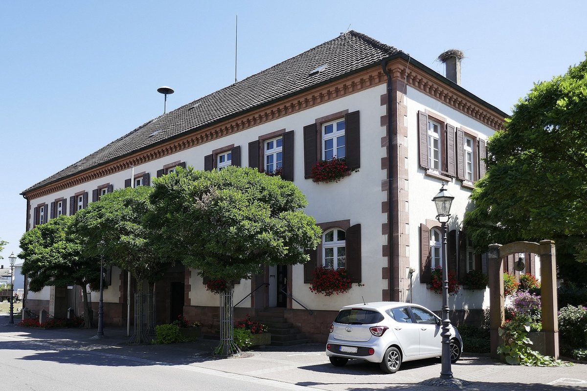 Legelshurst, OT von Willsttt, das Rathaus der ca. 2300 Einwohner zhlenden Gemeinde in der Ortenau, Aug.2020