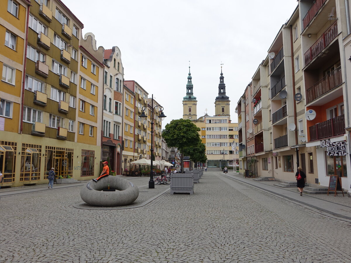 Legnica / Liegnitz, Gebude und Trme der Franziskanerkirche am Rynek Platz (15.09.2021)