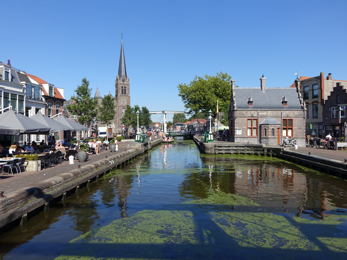 Leidschendam, Sluiskant mit St. Petrus und Paulus Kirche und Schleusenhaus von 1888 (23.08.2016)