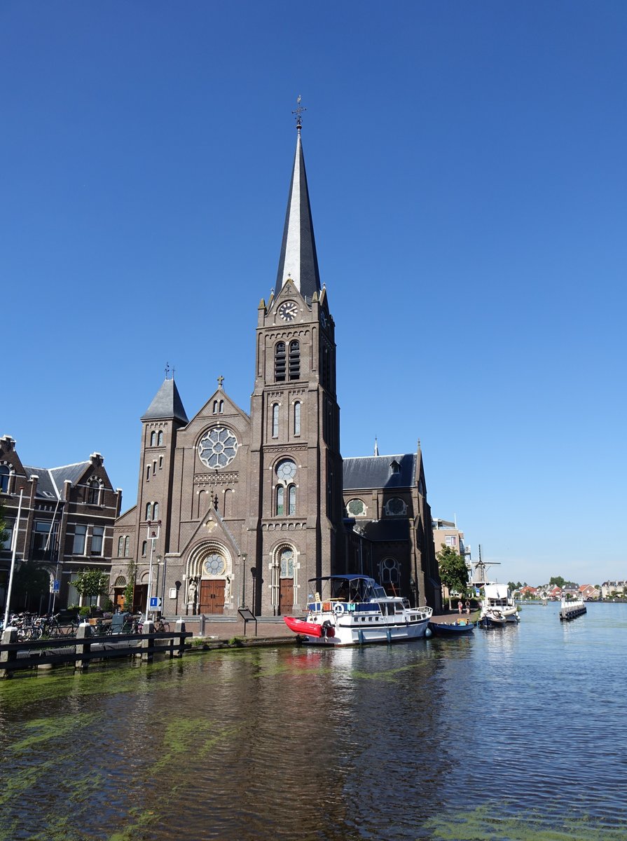 Leidschendam, St. Petrus und Paulus Kirche, erbaut bis 1880 durch Architekt E. J. Margry (23.08.2016)