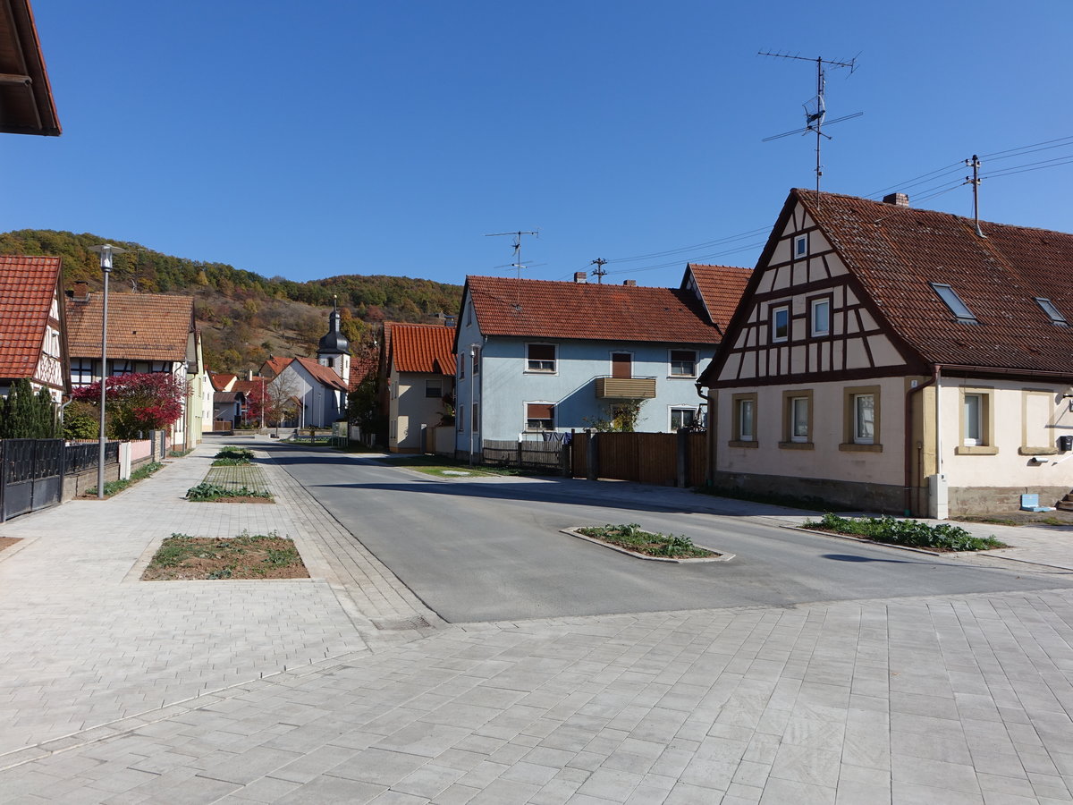 Leinach, Blick in die Oberlauringer Strae mit der Kirche St. Wenzeslaus (15.10.2018)