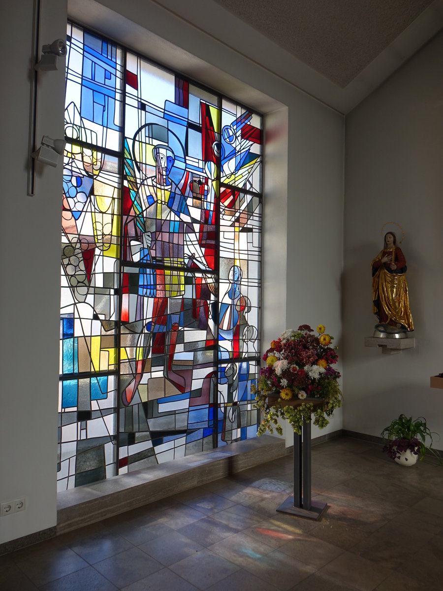 Leinach, Glasfenster in der Taufkapelle der kath. St. Wenzeslaus Kirche (15.10.2018)