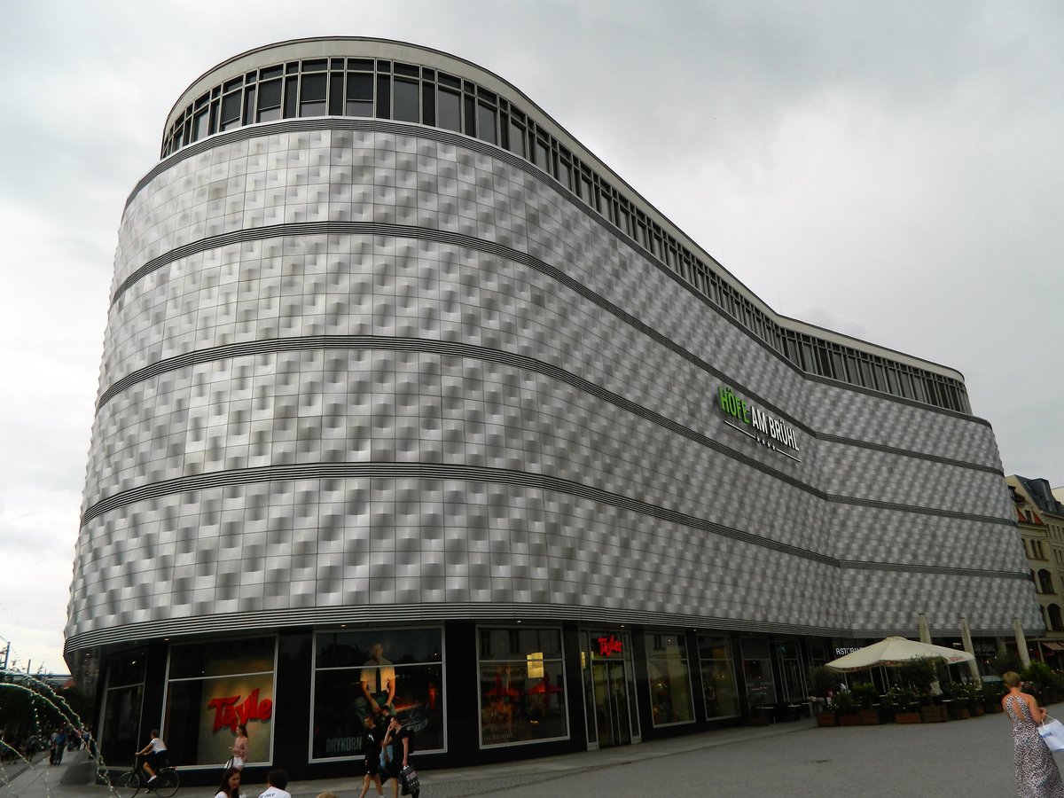 Leipzig: Als ein Teil der  Hfe am Brhl  wurde die  Blechbchse , dem Konsument-Warenhaus am Brhl nachgestaltet, welches als grtes Kaufhaus in der DDR galt. An dieser Stelle befand sich das Geburtshaus von Richard Wagner, bis hier 1907/08 erstmalig ein Kaufhaus errichtet wurde. (20.07.2017)