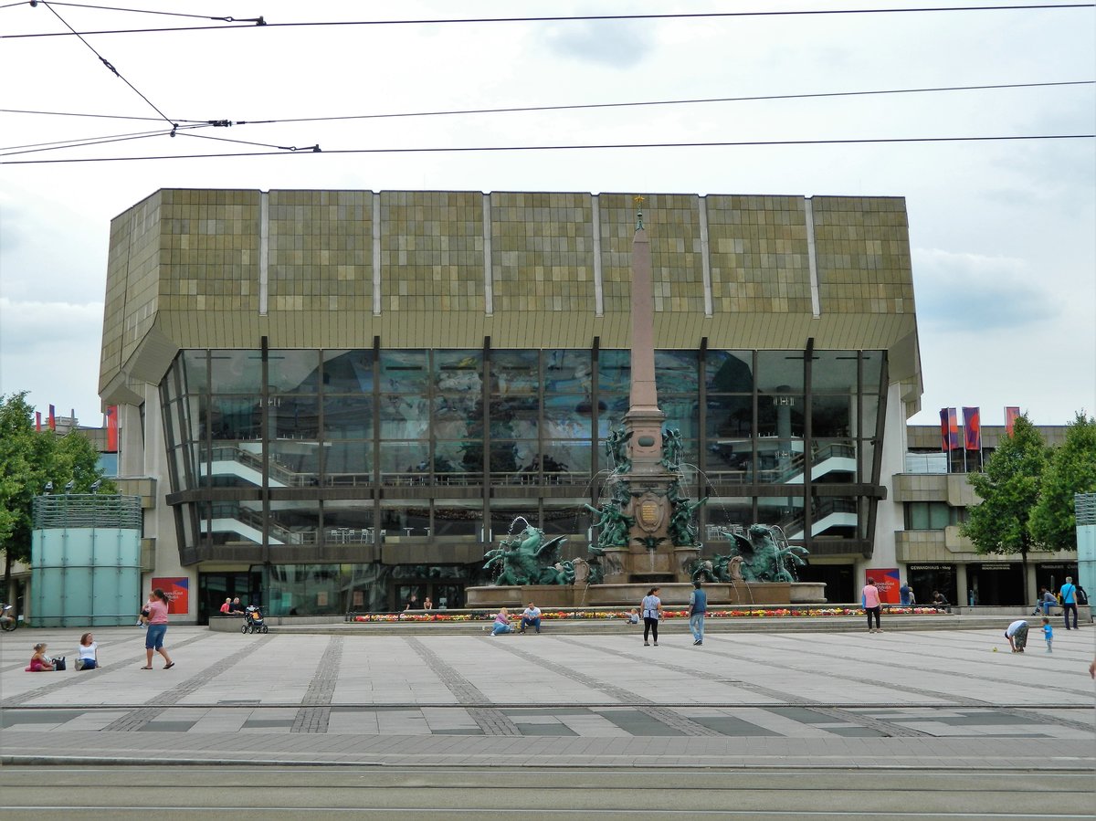 Leipzig, Augustusplatz, das Neue Gewandhaus wurde 1981 eingeweiht, hier knnen 1900 Besucher eine ausgezeichnete Akustik genieen. Die Schuke-Orgel verfgt ber 6845 Pfeifen. - Vor dem Gebude ist der Mendebrunnen (1886) zu sehen. (16.07.2017)