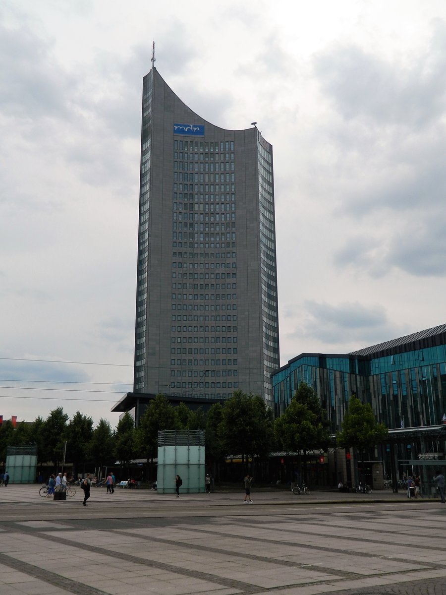 Leipzig, das City-Hochhaus am Augustusplatz, 142 m hoch, entstand von 1968-1972, von 1999 bis 2002 erfolgte eine komplette Sanierung. Heute ist die US-Investmentbank Merrill Lynch der Eigentmer des Gebudes ... das Panorama-Restaurant „Panorama Tower - Plate of Art“ in 110 Metern Hhe und die Aussichtsplattform in der 31. Etage laden ein ...  (16.07.2017)