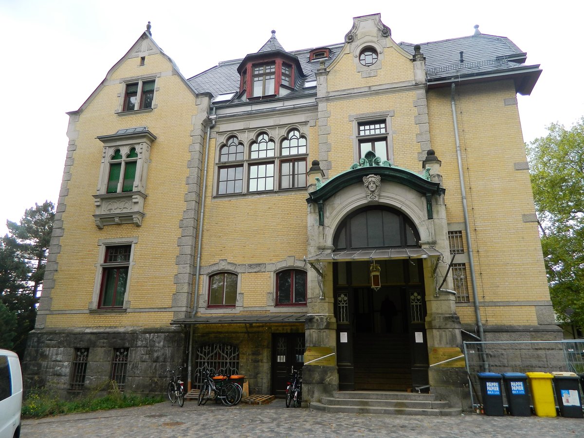 Leipzig-Connewitz: Prinz-Eugen-Strae. In dieser Villa wohnte einst Heinrich Schomburgk (1885-1965), von 1936 bis 2004 war hier das Krankenhaus Bethanien, in dem viele Leipziger das Licht der Welt erblickten. Seit der umfangreichen Sanierung 2012-2014 befindet sich hier das ARZ (Ambulantes Rehazentrum) des St. Elisabeth-Krankenhauses. (Aufnahme vom 03.10.2012) 