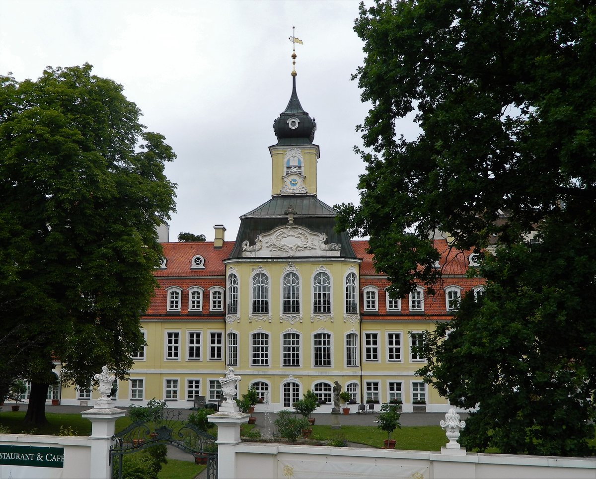 Leipzig: Das Gohliser Schlsschen, ein Kleinod der schsischen Kulturgeschichte, wurde 1755/56 erbaut. Hier finden Konzerte, Austellungen, Theaterveranstaltungen und Trauungen statt. Neben einer exklusiven Gastronomie werden auch Fhrungen angeboten. (16.07.2017)  