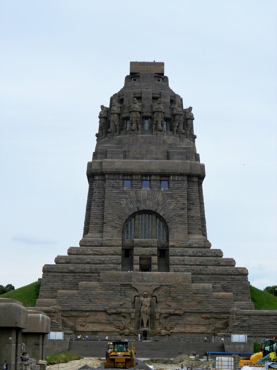 Leipzig - eines der bekanntesten Wahrzeichen der Stadt - das Vlkerschlachtdenkmal (1913) im Sdosten von Leipzig. Anlass zur Errichrung war der 100. Jahrestag der Vlkerschlacht bei Leipzig. Es ist heute eines der grten Denkmler in Deutschland. Gegenwrtig wird die Auenanlage saniert, die Arbeiten sollen 2019 abgeschlossen sein, ... na mal sehen. (16.07.2017)