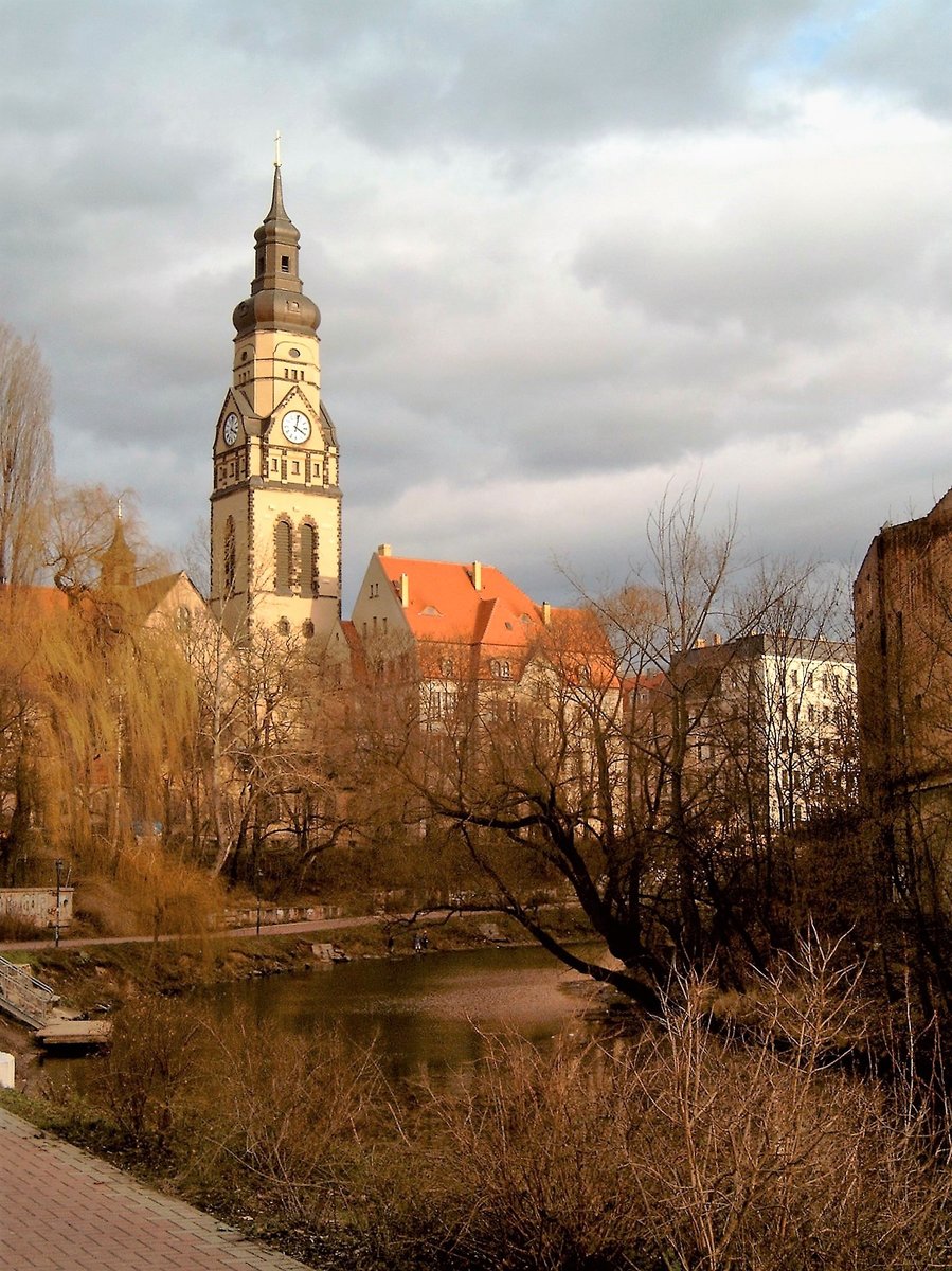 Leipzig-Lindenau ... evang.-luth. Philippuskirche (62,5 m) erbaut 1907-1910, im Vordergrund der Karl-Heine-Kanal am 07.02.2004