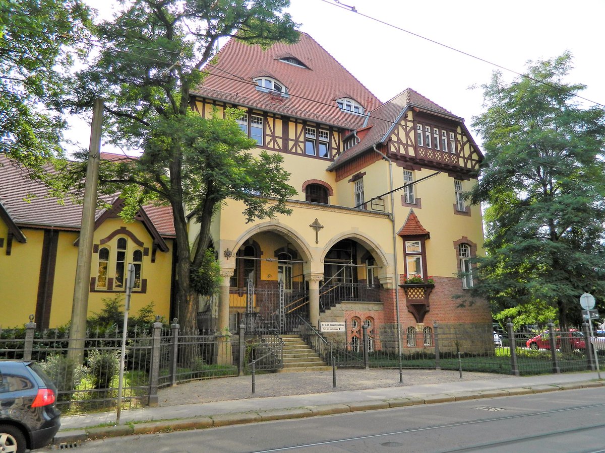 Leipzig-Lindenau: Ev. Diakonissenkrankenhaus in der Georg-Schwarz-Strae, das Mutterhaus, welches am 01.10.1900 eingeweiht wurde. Die Aufnahme vom 06.08.2014 zeigt den ehemaligen Eingangsbereich vor der Sanierung.