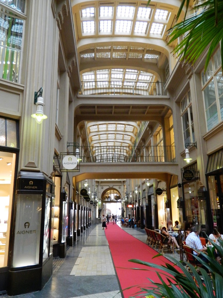 Leipzig:  Mdler Passage  im geschichtstrchtigen Zentrum von Leipzig, hier befinden sich neben dem berhmten Restaurant  Auerbachs Keller  etwa 40 Geschfte und Bros mit vielseitigem Angebot. Hier das Erdgeschoss mit Blick in Richtung Grimmaische Strae am 20.07.2017 