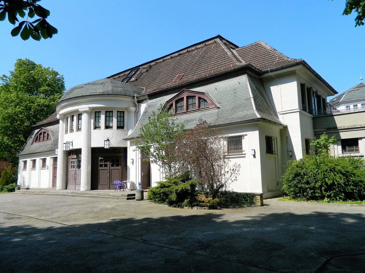 Leipzig-Nordwest: Das Haus Auensee eine beliebte Konzerthalle fr nationale und internationale Knstler. Die Kapazitt betrgt etwa 3500 Personen. Hier das Eingangsportal am 05.05.2016