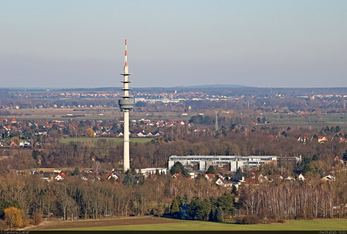 Leipzig von oben (5/6):
Im S�dosten (Stadtteil Holzhausen) steht ein 132 Meter hoher Fernmeldeturm der Telekom. Er wurde 1995 erbaut und dient v. a. der Ausstrahlung von UKW-Radioprogrammen.
Aufnahmeort ist das V�lkerschlachtdenkmal.

🕓 4.3.2025 | 15:50 Uhr