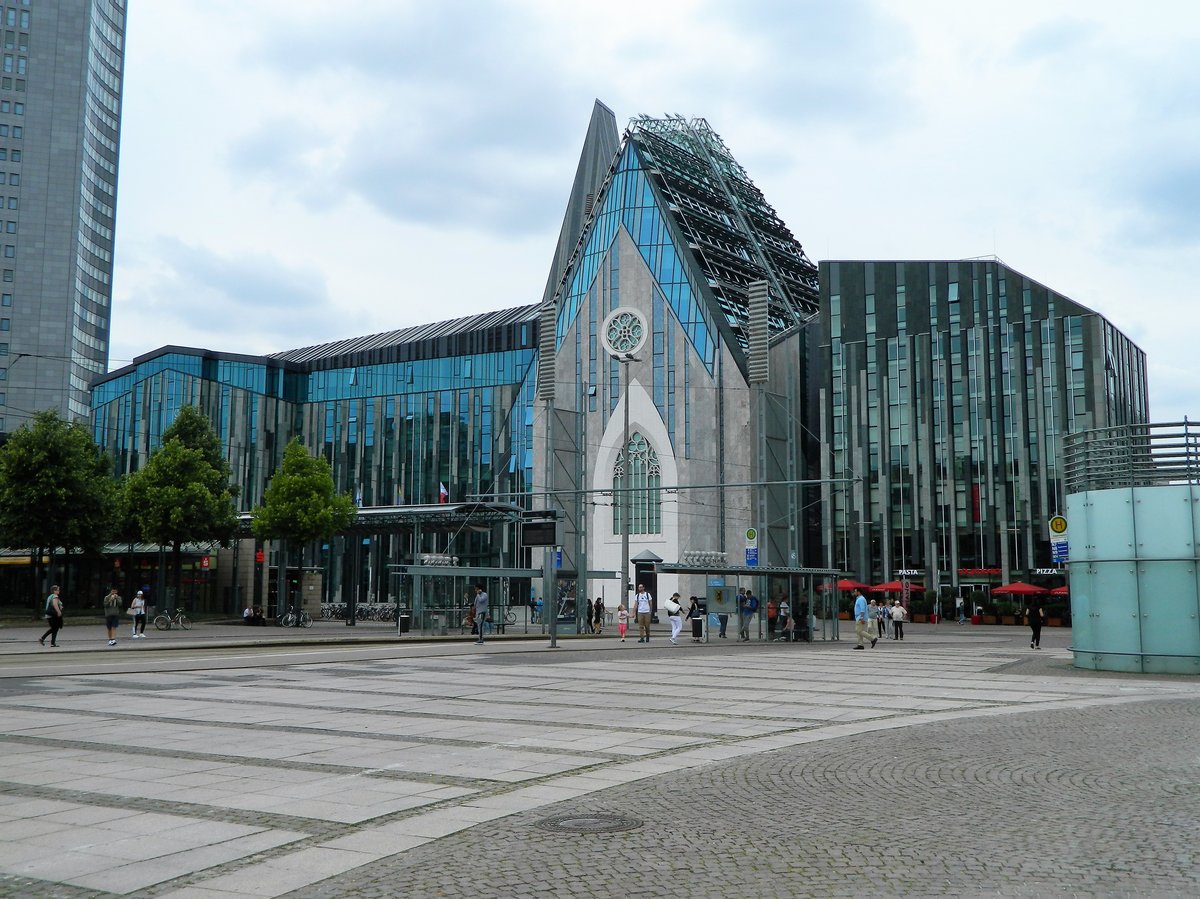 Leipzig - die  Universittskirche  am Augustusplatz. Hier das Augusteum und Paulinum. Erstmals wurde in diesem Gebude 2009 ein Gottesdienst gefeiert. An dieser Stelle stand die 1240 geweihte Kirche St. Pauli, das Gotteshaus eines Dominikanerklosters. (16.07.2017)