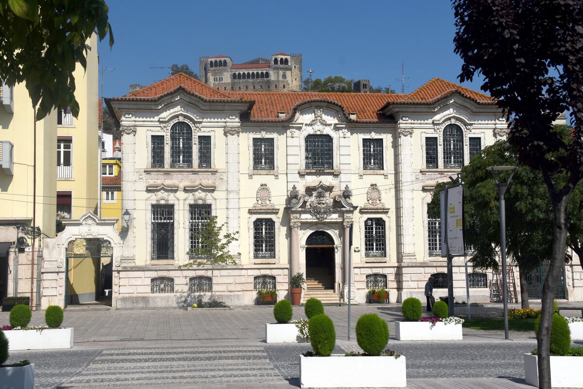 LEIRIA (Concelho de Leiria), 23.08.2019, Galerie  Banco das Artes  am Largo 5 de Outobro; im Hintergrund ist oben das imposante Castelo zu sehen