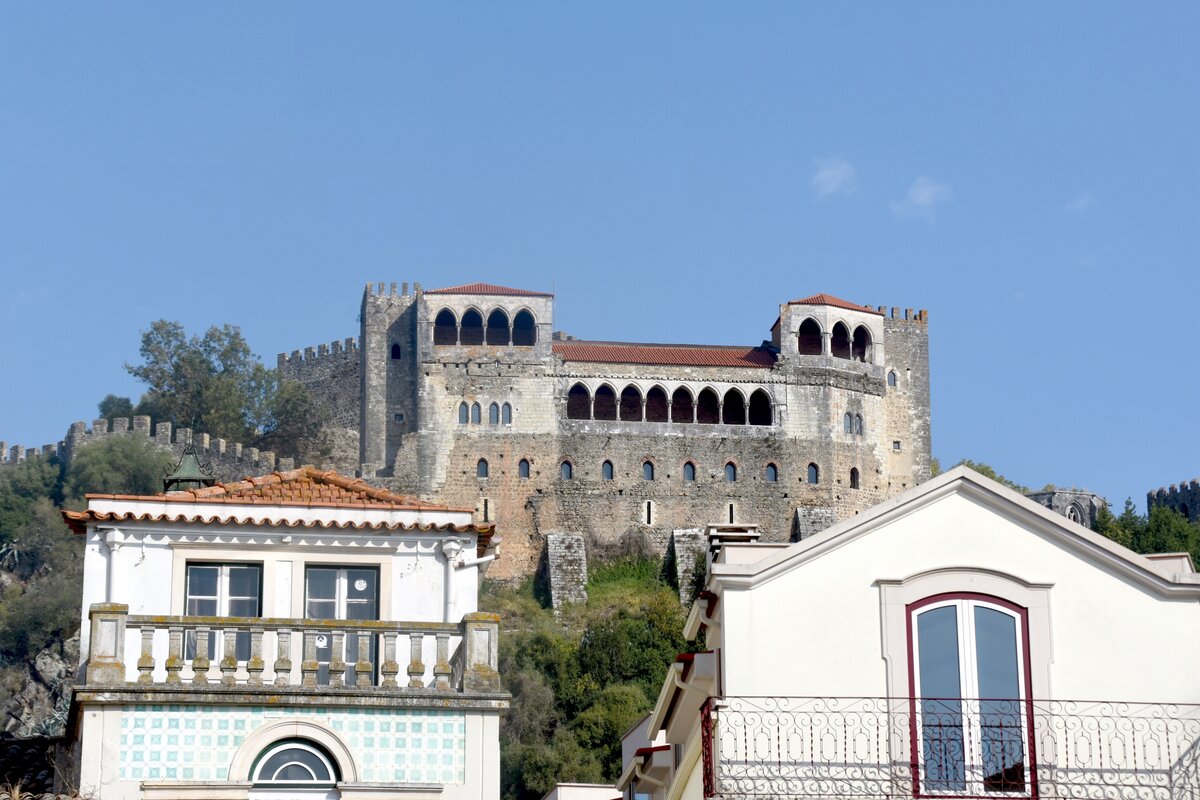 LEIRIA (Concelho de Leiria), 23.08.2019, Blick vom Largo 5 de Outobro auf das die Stadt berragende Castelo