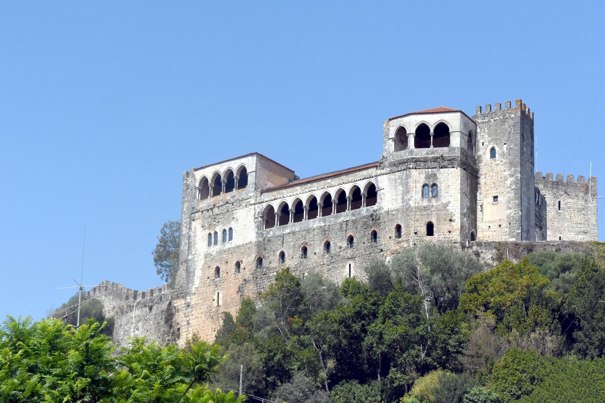 LEIRIA (Concelho de Leiria), 23.08.2019, Blick von der Kathedrale auf das die Stadt berragende Castelo