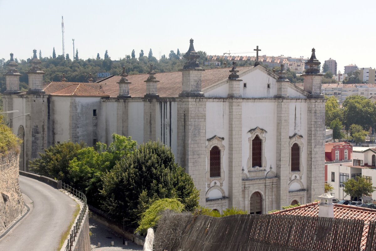 LEIRIA (Concelho de Leiria), 23.08.2019, Blick auf die Kathedrale von halber Hhe zwischen Kathedrale und Castelo, das an diesem Tag wegen Bauarbeiten geschlossen war