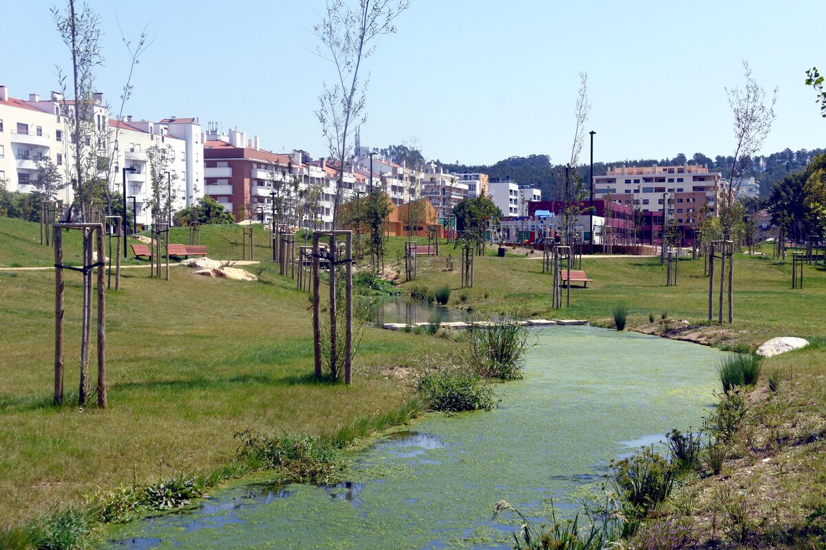 LEIRIA (Concelho de Leiria), 23.08.2019, Blick auf Teile des neuen Stadtviertels nrdlich des Flsschens Lis