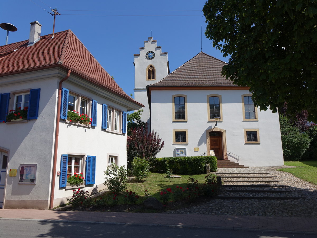 Leiselheim, Ev. Kirche und Pfarrhaus, Kirche gotisch erbaut im 15. Jahrhundert, Langhaus neu erbaut von 1759 bis 1760 (14.08.2016)