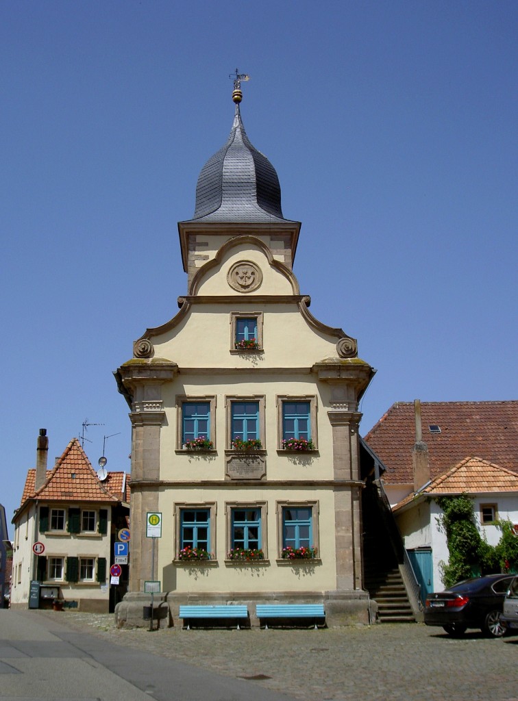 Leistadt, Altes Rathaus, erbaut 1750, sptbarocker Putzbau mit Glockenturm (08.06.2014)