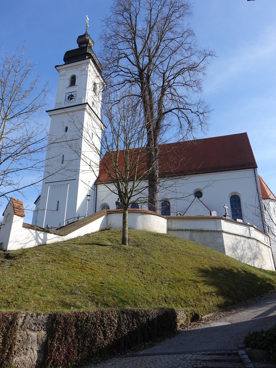 Lengdorf, Katholische Pfarrkirche St. Petrus am Kirchenplatz, sptgotisches Langhaus mit sdlichem Seitenschiff und wenig eingezogenem Polygonalchor, erbaut um 1500. Barockisierung 1760/61, Verlngerung des Kirchenschiffs und Neubau des Chorflankenturms von 1920 bis 1921 (25.03.2017)