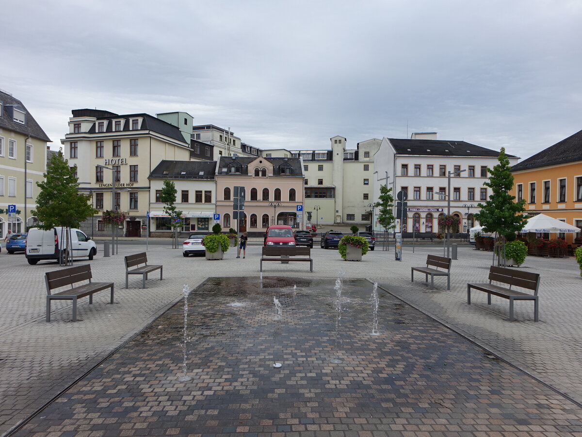 Lengenfeld, Brunnen und Huser am Marktplatz (12.08.2023)