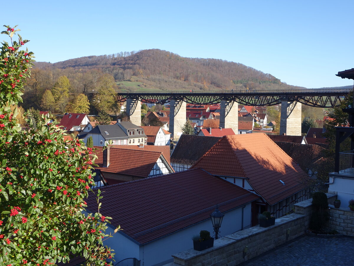 Lengenfeld unterm Stein, Ausblick vom Kirchberg auf das Eisenbahnviadukt der Bahnstrecke Leinefelde–Treysa (13.11.2022)