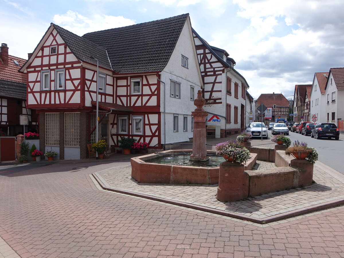 Lengfeld, Huser und Brunnen in der Borngasse (25.07.2020)