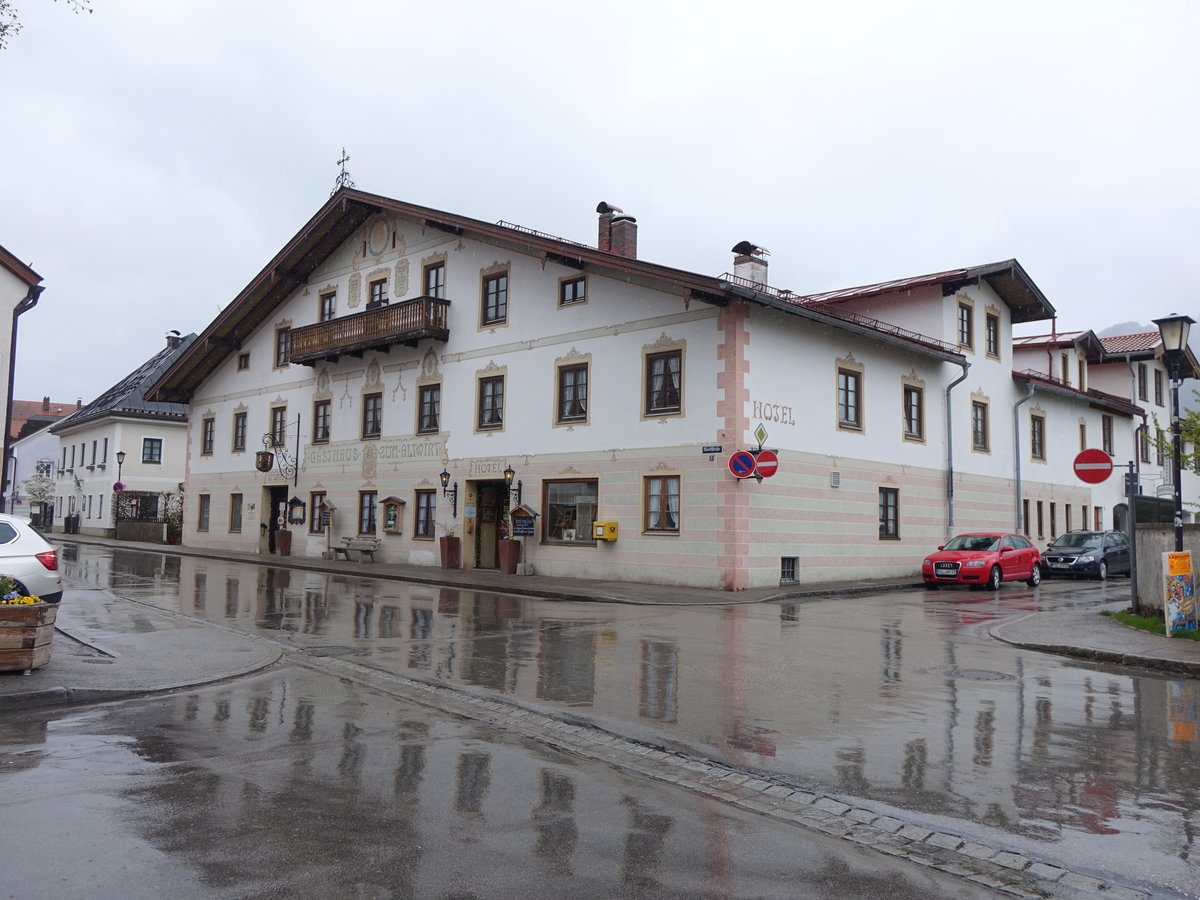 Lenggries, Gasthof zum Altwirt in der Marktstrae, zweigeschossiger breit gelagerter Flachsatteldachbau mit Giebelbalkon und Fassadenmalerei, im Kern wohl 17. Jahrhundert
(17.04.2016)