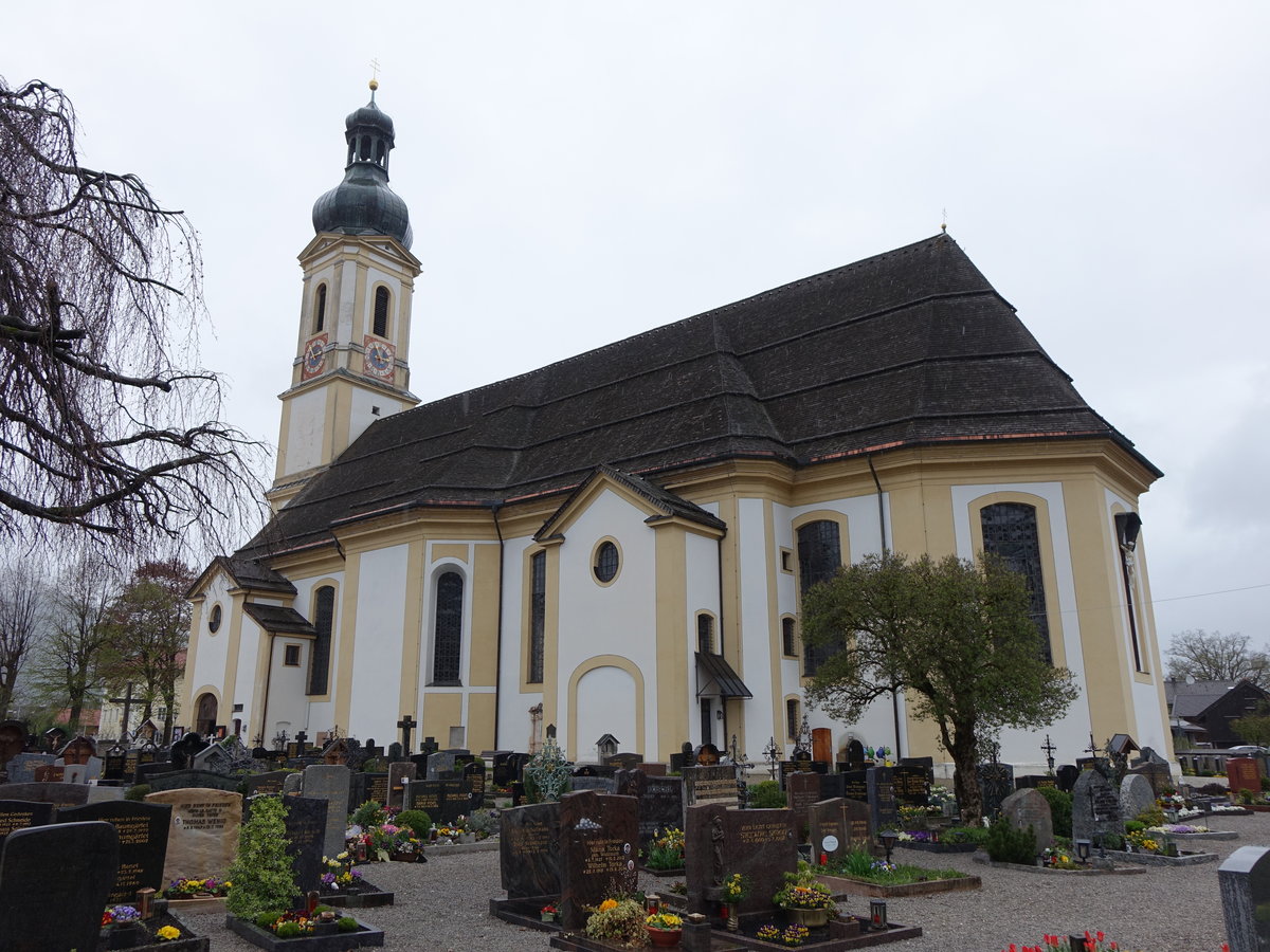 Lenggries, St. Jakobus Kirche, barocker Saalraum mit eingezogenem Chor und westlichem Zwiebelturm, Chor im Kern sptgotisch, Langhaus 1721/22 von Adam Schmidt
(17.04.2016)