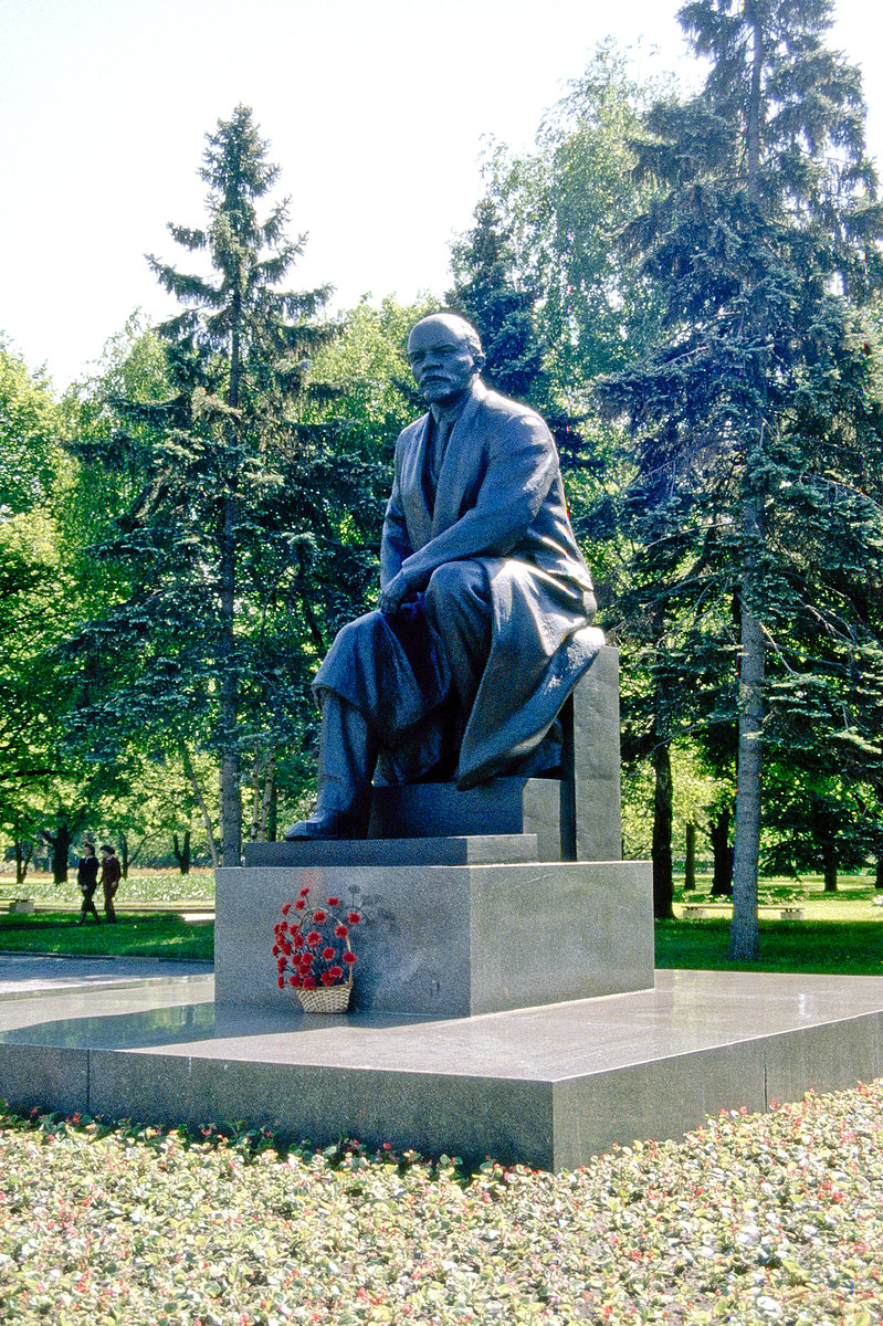 Lenin in-Statue in Kreml, Moskau. Bild vom Dia. Aufnahme: Juni 1989.