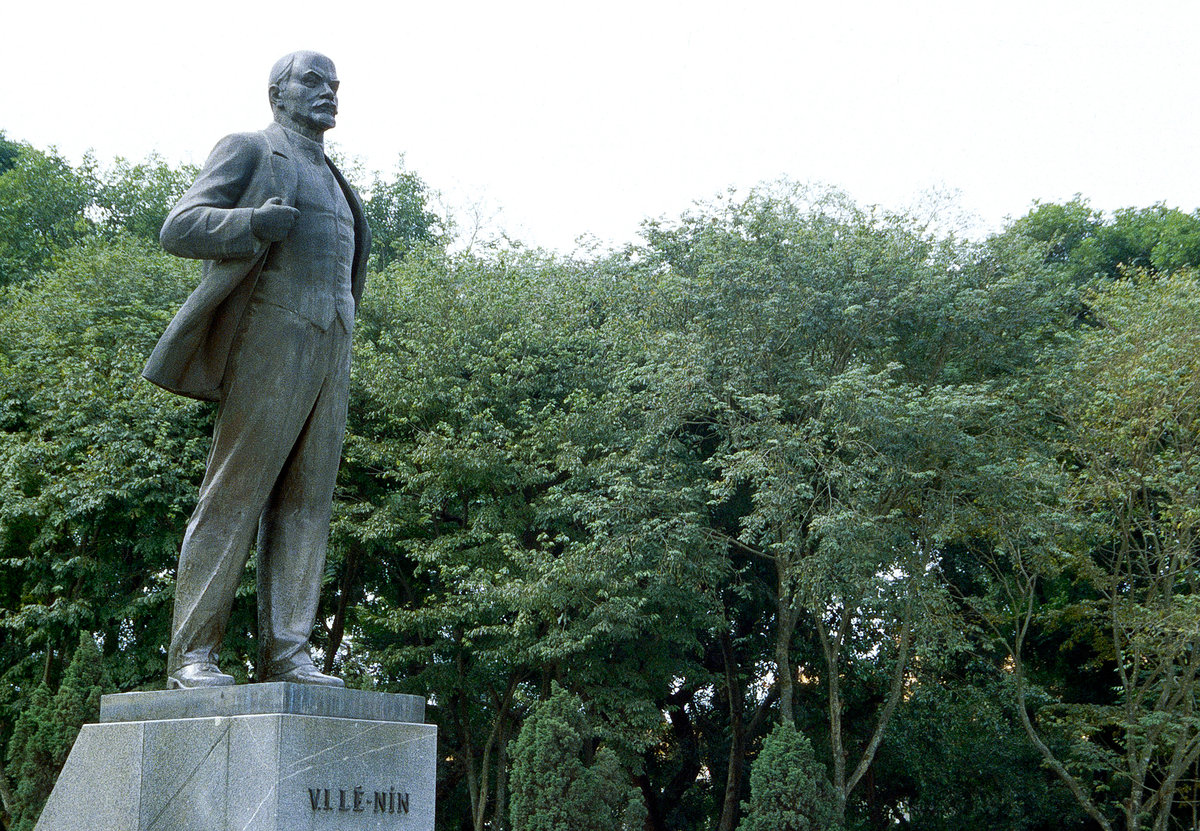 Lenin Park in Hanoi. Bild vom Dia. Aufnahme: Januar 2001.