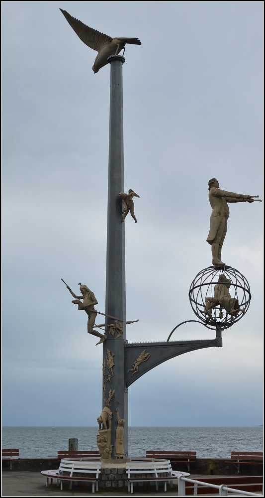 Lenk-Skulptur  die magische Sule  in Meersburg. Mai 2014.