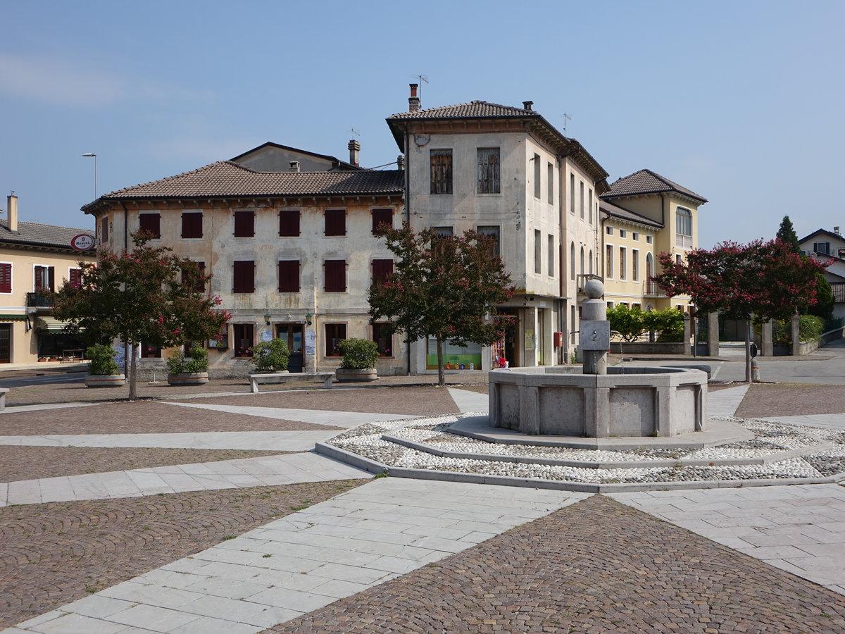 Lentiai, historischer Brunnen an der Piazza Crivellaro (17.09.2019)