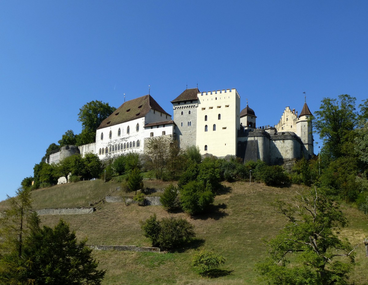 Lenzburg, auf dem 504m hohen Schloberg hoch ber der Altstadt thront das Schlo Lenzburg, die im 11.Jahrhundert entstandene Anlage gehrt zu den bedeutendsten Hhenburgen der Schweiz, beherbergt heute das Kantonsmuseum Aargau, Sept.2015