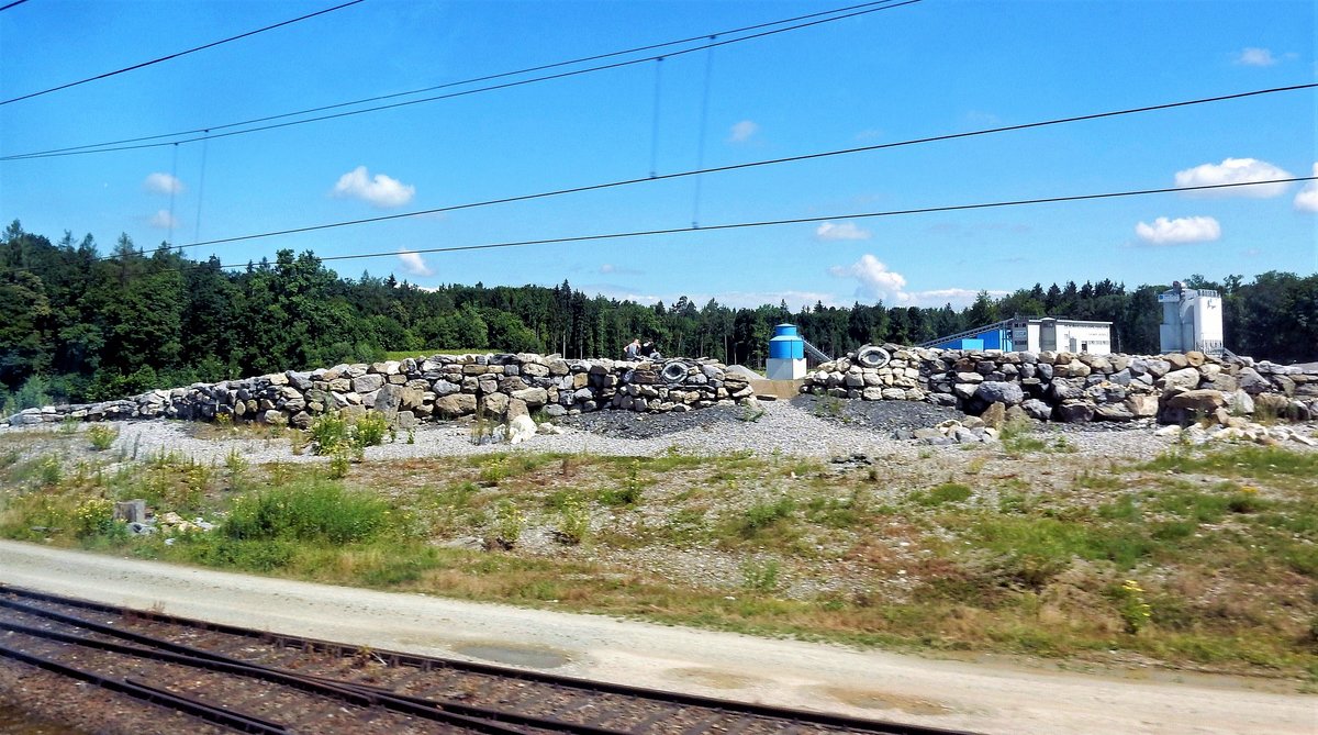 Lenzburg, die beiden je rund 35 Meter langen Steinechsen thronen majesttisch am Hang des Kieswerks Lenzburg, unmittelbar neben den Eisenbahngeleisen der Linie Zrich-Bern, auf der rechten Seite - 24.06.2015