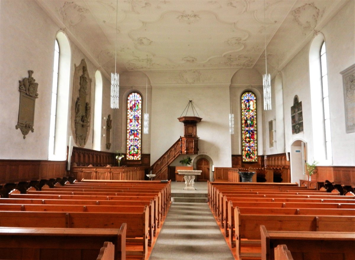 Lenzburg, reformierte Kirche, Blick durch das frhbarocke Kirchenschiff auf Abendmahlstisch. (Die Stirnwand wirkt durch den Turmeingang mit sptgotischem Rundbogen und den linksseitigen Kanzelaufgang einen asymmetrischen Ansicht, der durch die beiden, symmetrisch gesetzten Fenster eingerahmt und abgeschlossen wird) - 06.06.2012