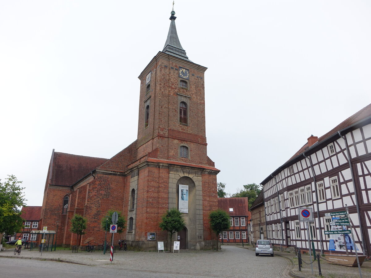 Lenzen, evangelische St. Katharinen Kirche, gotische Backsteinkirche, Kirchturm erbaut 1760 (21.06.2026)