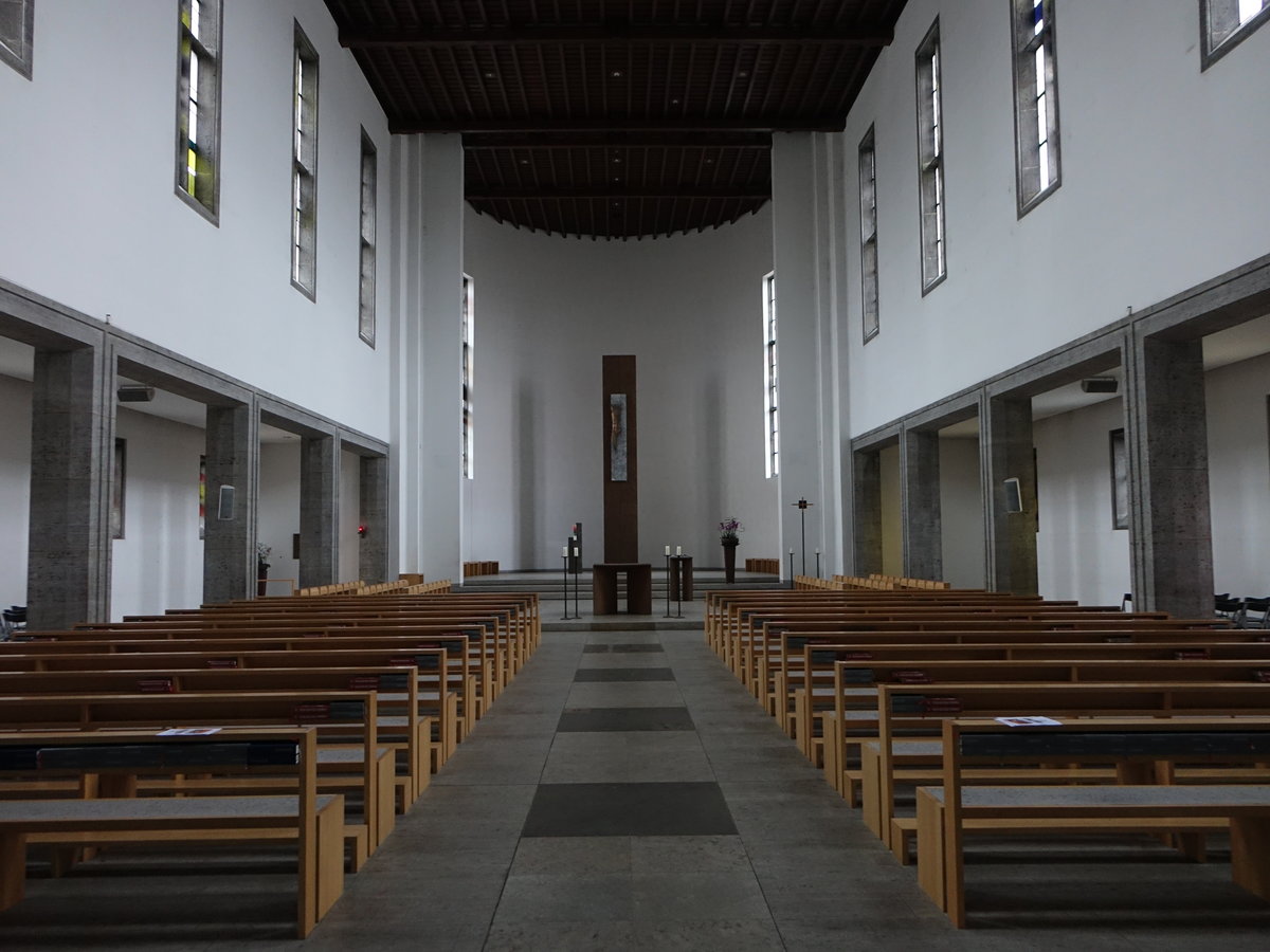 Leonberg, Innenraum der kath. Pfarrkirche St. Johannes, erbaut 1950 (03.02.2019)