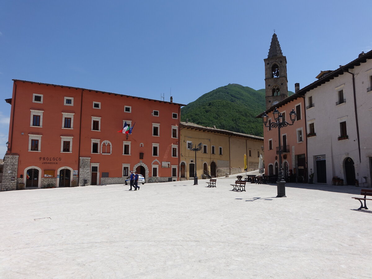 Leonessa, Häuser und Pfarrkirche San Pietro an der Piazza VII Aprile (25.05.2022)