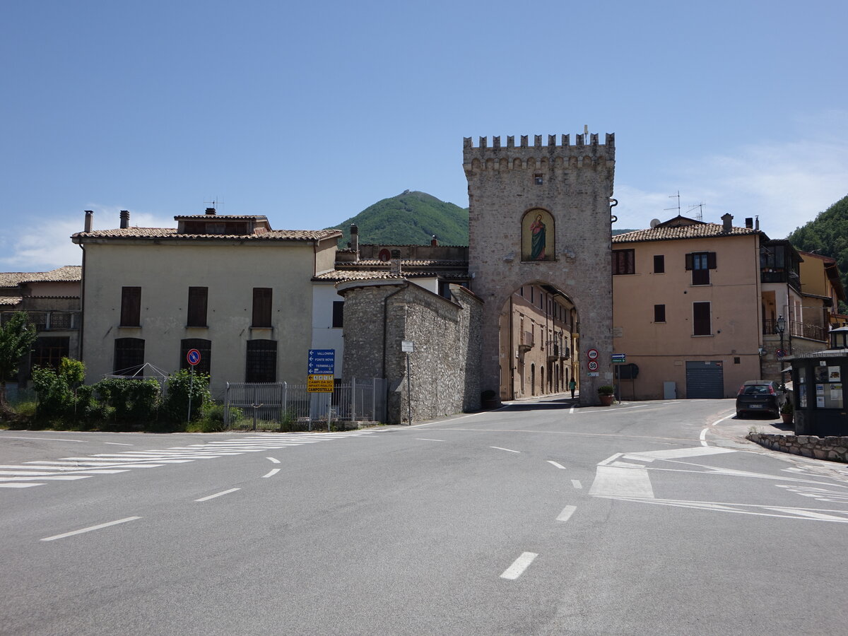Leonessa, Stadttor Porta Spoletina in der Via Francesco Crispi (25.05.2022)