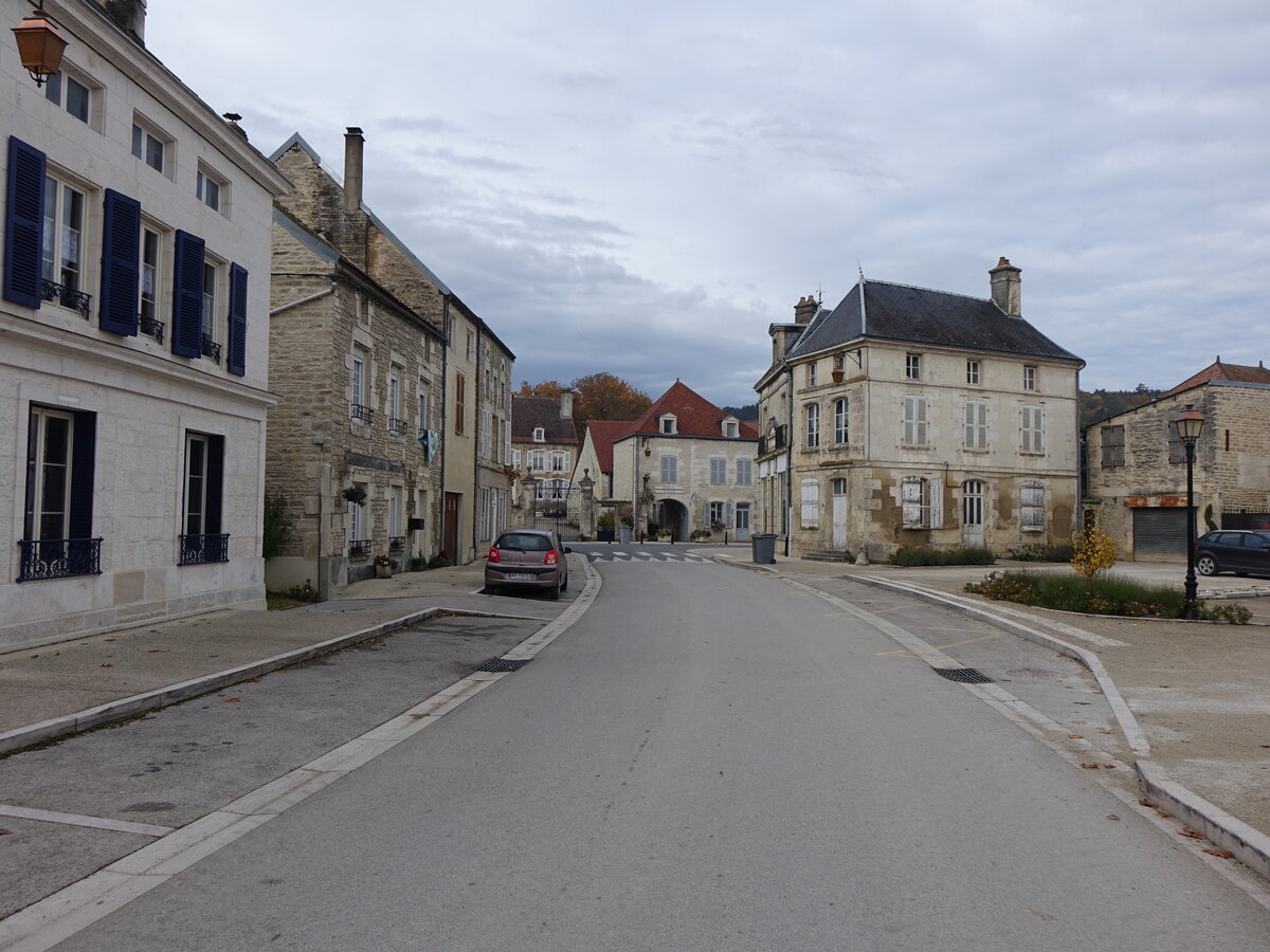 Les Riceys, Huser in der Rue des Heros de la Resistance  (27.10.2015)